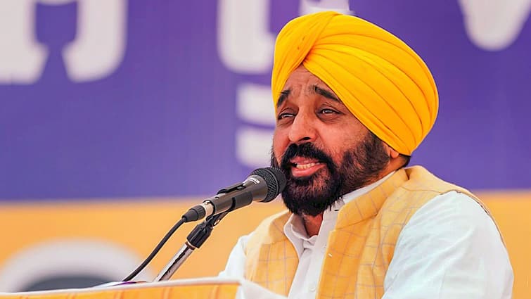 punjab-cm-bhagwant-mann-says-if-protesting-farmers-not-allowed-to-enter-delhi-should-i-send-them-to-lahore-know-detail-in-news ' ਉਹ ਦਿੱਲੀ ਨਹੀਂ ਜਾਣਗੇ ਤਾਂ ਕੀ ਉਨ੍ਹਾਂ ਨੂੰ ਲਾਹੌਰ ਭੇਜ ਦਿਆਂ...' ਕਿਸਾਨਾਂ ਲਈ ਇਹ ਕਿਉਂ ਕਿਹਾ CM ਭਗਵੰਤ ਮਾਨ ਨੇ?