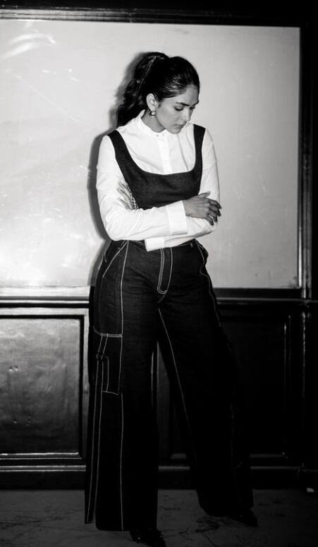 મૃણાલ ઠાકુરનો બ્લેક એન્ડ વ્હાઇટ ડ્રેસમાં લેટેસ્ટ લૂક