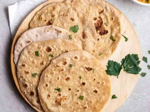 દાળ, શાક અને ભાત સિવાય જો થાળીમાં રોટલી ન હોય તો આખી થાળી અધૂરી લાગે છે. આજે અમે તમને રોટલી બનાવવાની રીત વિશે જણાવીશું.
