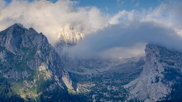 কিন্তু ইউরোপ তো আর একটি মাত্র দেশ নয়, নয় নয় করে ৪০টি দেশকে নিয়ে গড়ে উঠেছে সুবিশাল মহাদেশ। প্রাকৃতিক সৌন্দর্যে ভরপুর ইউরোপে একবার অন্তত পা রাখার স্বপ্ন দেখেন অনেকেই। কিন্তু এই ইউরোপ নামটি কোথা থেকে এল, তা খুব কম জনই জানেন।