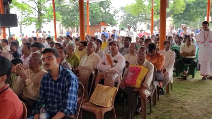 সকাল থেকে মঠে ভিড় করেন অগণিত ভক্ত। আগত ভক্ত এবং দর্শকদের জন্য ছিল ভোগের ব্যবস্থা।