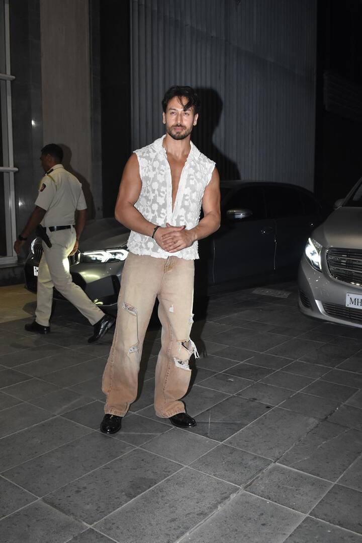 वहीं टाइगर हमेशा की तरह डेशिंग लुक में दिखे. उन्होंने व्हाइट शर्ट के साथ बैज कलर की कार्गो पेंट कैरी की थी.