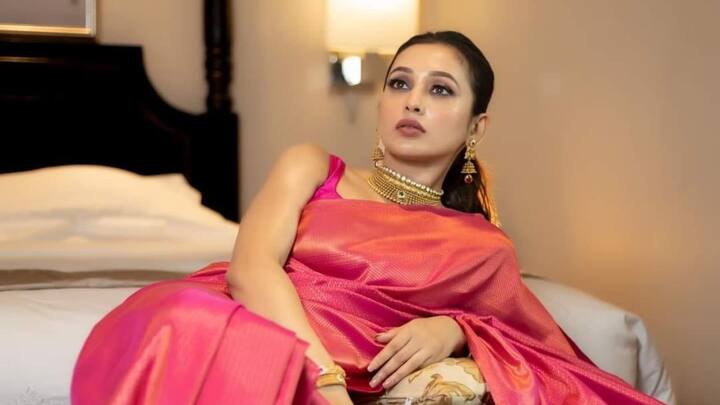 প্রথমবার বাংলাদেশের ছবিতে কাজ করছেন মিমি-বিপরীতে শাকিব খান। শুধু তাই নয়, চলতি বছরেই মুক্তি পেয়েছে মিমির প্রথম ওয়েব সিরিজ, 'যাহা বলিব সত্য বলিব'।