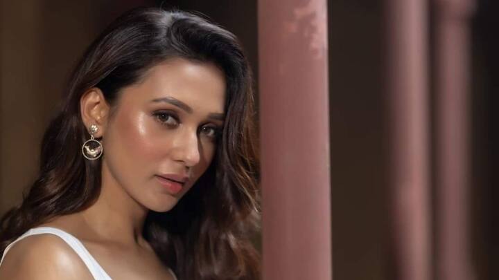 এই বছরে মুক্তি পেয়েছে বলিউডে মিমির প্রথম ছবিও। সব মিলিয়ে যে কেরিয়ারেই এখন মন দিতে চান নায়িকা, তা স্পষ্ট। অন্যদিকে, তিনি ঘুরতে যেতেও ভীষণ ভালবাসেন। সদ্য সোশ্যাল মিডিয়ায় মিমি শেয়ার করে নিয়েছেন কাশ্মীর ভ্রমণের ছবি।