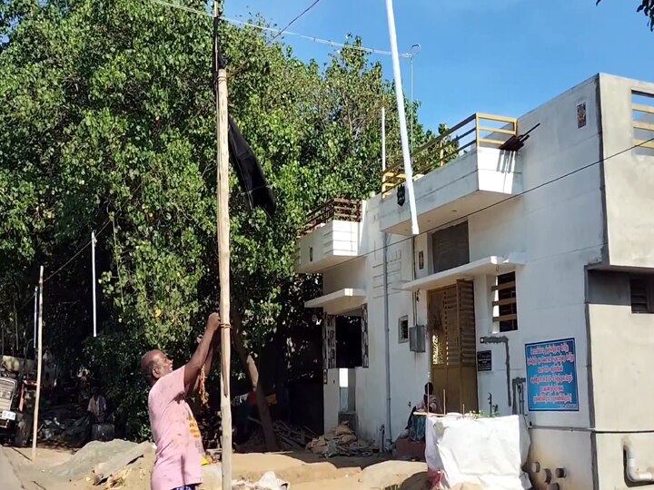 தேர்தலை புறக்கணிப்போம்; வீடுகளில் கருப்பு கொடி கட்டி கிராம மக்கள் எதிர்ப்பு - தேனியில் பரபரப்பு