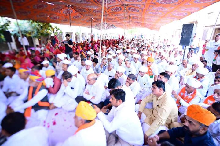 केंद्रीय जलशक्ति मंत्री गजेंद्र सिंह शेखावत ने कहा कि केंद्रीय सेवाओं में बिश्नोई समाज को आरक्षण की स्ट्रांग रिकमेंडेशन की प्रक्रिया का काम आचार संहिता लागू होने से पहले कर दिया गया था. जब केंद्र सरकार रिकमेंडेशन के तहत आरक्षण के लिए किसी समाज को नोटिफाई करेगा, उसमें सबसे पहले राजस्थान के साथ उत्तर प्रदेश, हरियाणा और पंजाब का विश्नोई समाज भी इसमें शामिल होगा. बता दें कि बिश्नोई समाज आरक्षण की मांग को लेकर लंबे समय से संघर्षरत है. आरक्षण नहीं मिलने से नाराज बिश्नोई समाज कई बार विरोध प्रदर्शन भी कर चुका है.