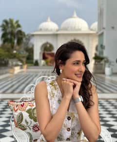 Pragya Jaiswal : సమ్మర్ స్పెషల్ డ్రెస్​లో వీకెండ్ వైబ్స్ ఇస్తున్న ప్రగ్యా జైస్వాల్.. ఫోటోలకు క్యూట్​గా ఫోజులిచ్చిన హీరోయిన్
