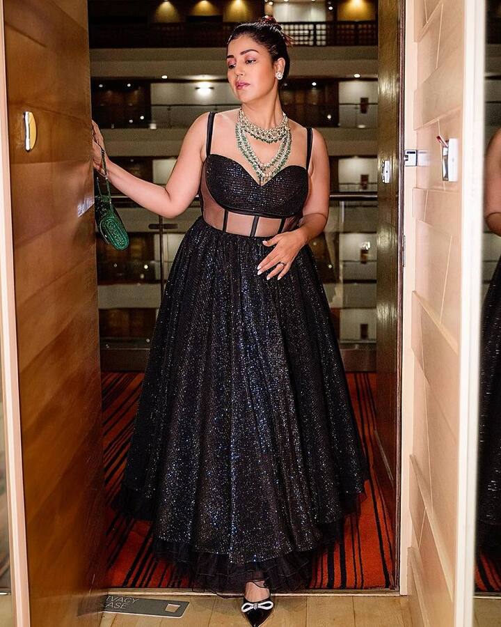 ભિનેત્રીએ બ્લેક સાડીમાં તસવીરો શેર કરી હતી. દરેક ફોટોમાં તે પોતાની સ્ટાઈલથી દિવાના બનાવી રહી છે.