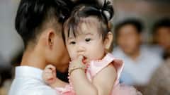 क्यों छोटे बच्चे अक्सर मुंह में डालते हैं उंगली? जानें क्या है वजह