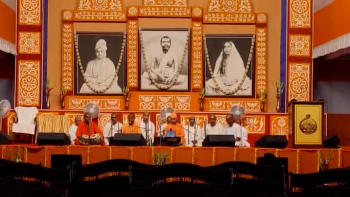 প্রয়াত স্বামী স্মরণানন্দের স্মৃতিচারণা করেন অন্তর্বর্তীকালীন মঠাধ্যক্ষ স্বামী গৌতমানন্দ, স্বামী সুবীরানন্দ সহ অনেকে।