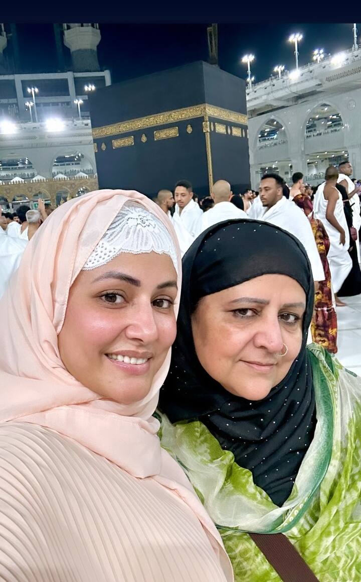इसके अलावा हिना खान ने अपनी मां के साथ एक सेल्फी पोस्ट की है और बताया कि उनकी मम्मी खुश हैं क्योंकि एक्ट्रेस उन्हें 'मताफ' तक ले गईं.