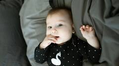 क्यों छोटे बच्चे अक्सर मुंह में डालते हैं उंगली? जानें क्या है वजह