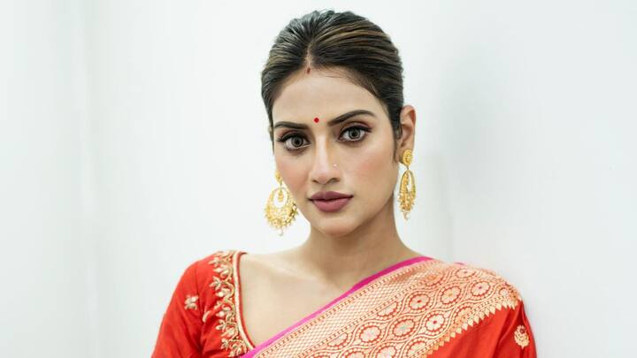 রঙের উৎসব দোলযাত্রা থেকে শুরু করে রমজান.. সবই পালন করছেন নুসরত। সোশ্যাল মিডিয়ায় শেয়ার করে নিয়েছেন সেই সমস্ত ছবি। সায়নী ঘোষ (Saayoni Ghosh) বা সায়ন্তিকা বন্দ্যোপাধ্যায় (Sayantika Banerjee)-র নুসরতে সহকর্মীরা যখন ব্যস্ত ভোটের প্রচারে, তখন নুসরত ব্যস্ত তাঁর কেরিয়ার নিয়ে, পরিবার-সংসার নিয়ে। ৫ বছরে বদলে গিয়েছে অনেকটাই।