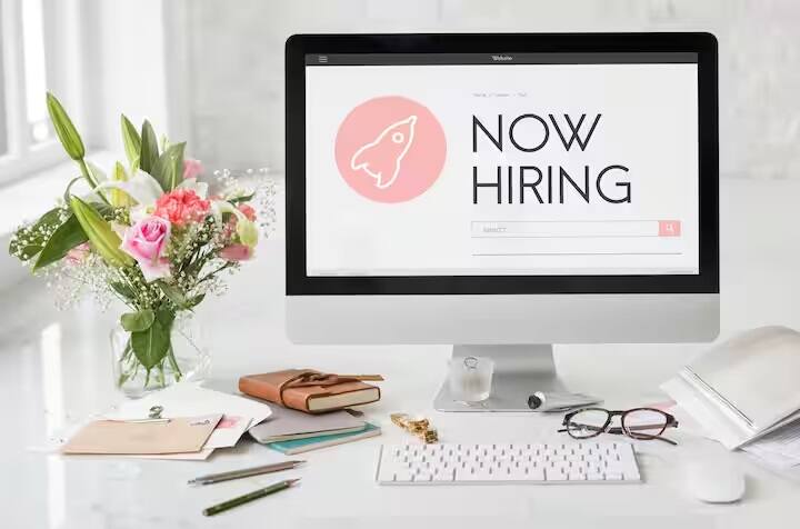 આ સંદર્ભે જારી કરાયેલી નોટિસમાં કહેવામાં આવ્યું છે કે કુલ ખાલી જગ્યાઓમાંથી 85 ટકા સીધી ભરતી દ્વારા ભરવામાં આવશે અને બાકીની 10 ટકા જગ્યાઓ ગ્રુપ સી સ્ટાફ દ્વારા ભરવામાં આવશે.