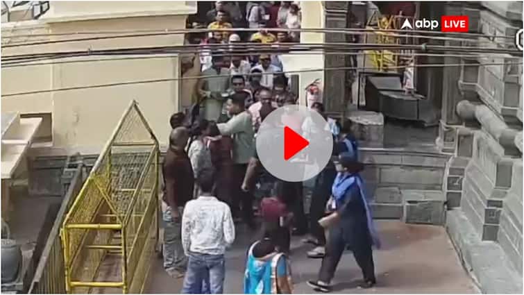 Clash between reel makers and security personnel at mahakal mandir Ujjain MP Watch video ann Watch: महाकाल मंदिर में रील बनाने से रोका तो लड़कियों ने सुरक्षाकर्मियों से की मारपीट, देखें वीडियो