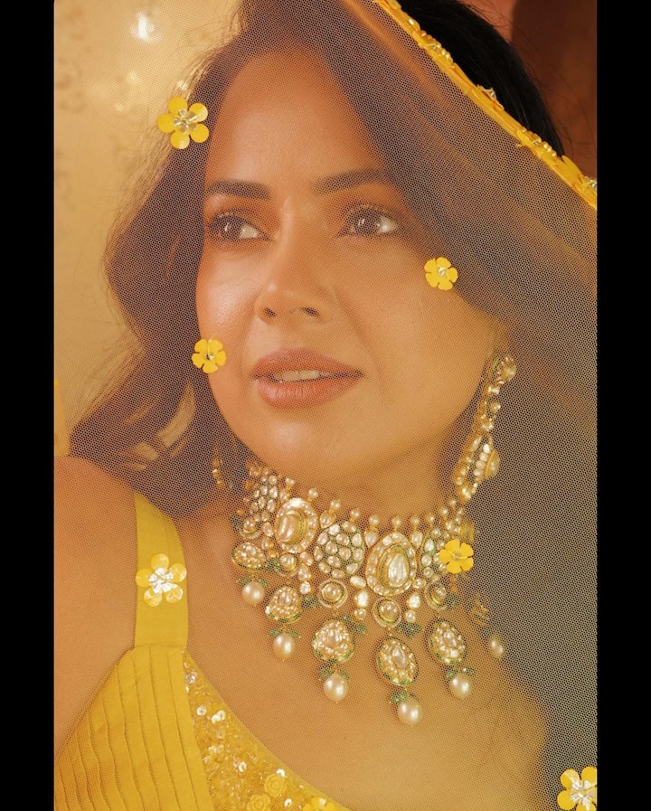 समीरा ने बताया कि उस फिल्म के बाद उन्होंने कभी उस हीरो के साथ काम नहीं किया. समीरा के मुताबिक सालों से फिल्म इंडस्ट्री में ये चलता आ रहा है और ऐसे में एक डिफेंस मेकैनिज्म की जरूरत है जो लोगों को इन गिद्धों से बचा सके.