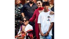 Kajol and Tanuja at Daksineswar: কলকাতায় শ্যুটিং কাজলের, তার মধ্যেই মা তনুজাকে নিয়ে দক্ষিণেশ্বরে হাজির অভিনেত্রী