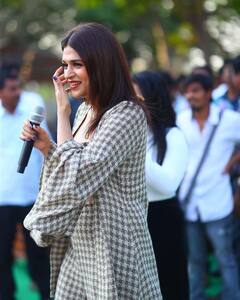 Shraddha Das: એક્ટ્રેસ શ્રદ્ધા દાસનો જોવા મળ્યો હોટ અંદાજ, બુલેટ પર બેસી આપ્યા પોઝ