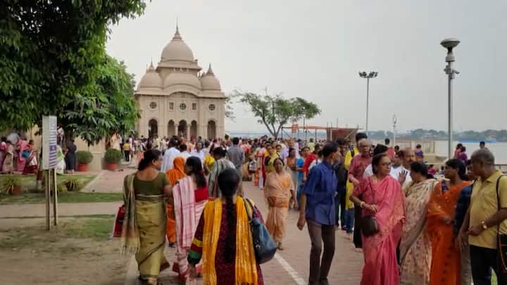 বৈদিক মন্ত্রপাঠ, ভক্তিগীতি, শ্রীরামকৃষ্ণ কথামৃত পাঠ ও ব্যাখ্যা, পদাবলি কীর্তন, বাউল গানের আয়োজন করা হয়।