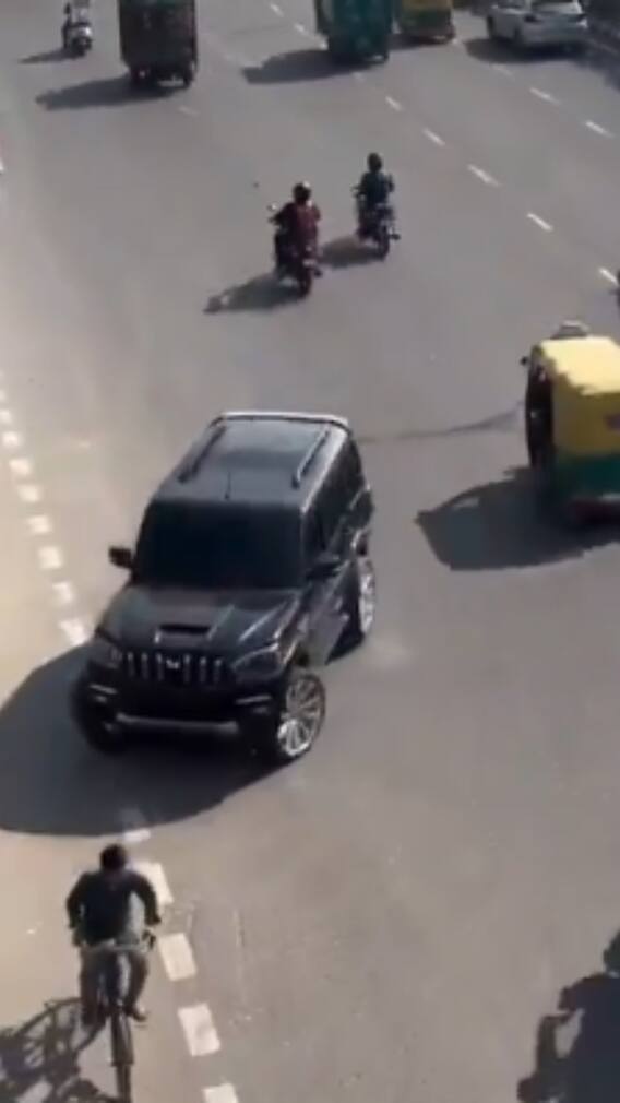 नोएडा में बीच सड़क पर ब्लैक स्कॉर्पियो से स्टंट करते दिखे हुड़दंगी