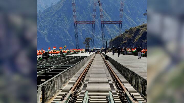 रेलवे के जरिए बनाए गए चिनाब पुल पर भूकंप भी बेअसर रहेगा और न ही इस पर धमाकों का असर होगा. चिनाब ब्रिज ब्लास्ट प्रूफ है. सिर्फ इतना ही नहीं, बल्कि इतनी ऊंचाई पर होने के बाद भी ये 266 किलोमीटर प्रतिघंटा की रफ्तार से चलने वाली हवाओं को भी झेल सकता है.