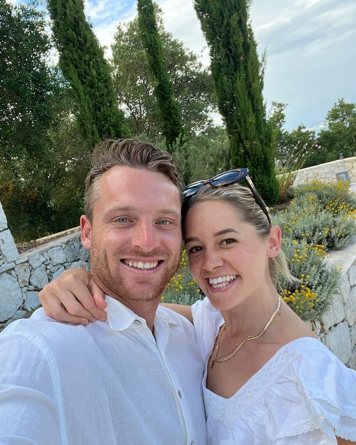 मैदान पर ताबड़तोड़ बैटिंग करने के लिए मशहूर जोस बटलर की लव स्टोरी बेहद ही दिलचस्प है, लेकिन ज़्यादा लोगों को इसके बारे में जानकारी नहीं है. हम आपको बताएंगे कि कैसे बटलर अपनी दोस्त के प्यार में ही क्लीन बोल्ड हो गए थे.