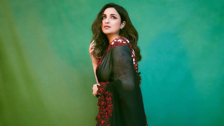 Parineeti Chopra Photos : బాలీవుడ్ హీరోయిన్ పరిణీతి చోప్రా ప్రెగ్నెంట్ అంటూ వస్తున్న రూమర్స్​కు చెక్​ పెట్టేసింది హీరోయిన్. నవ్వుతూ ఫ్లాన్స్​కు క్లారిటీ ఇచ్చింది.