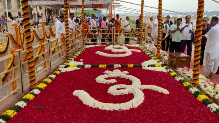 গত ২৬ মার্চ মঙ্গলবার রাতে দক্ষিণ কলকাতার রামকৃষ্ণ মিশন সেবা প্রতিষ্ঠানে শেষ নিঃশ্বাস ত্যাগ করেন স্বামী স্মরণানন্দ। নিয়ম মতো ১৩ দিনের মাথায় হল ভান্ডারা।