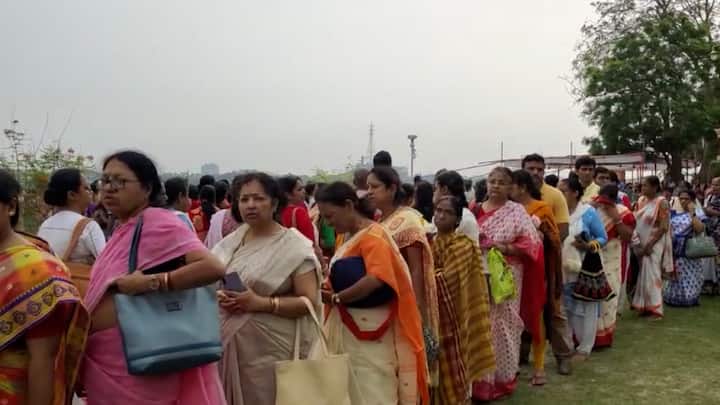 রবিবার ভোরে বেলুড়ের ছবিটা ছিল অন্যরকম। ঠাকুরের মন্দিরে মঙ্গলারতি দিয়ে অনুষ্ঠানের শুরু।