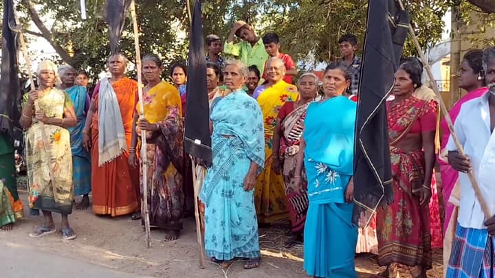 Lok Sabha Election 2024 villagers protested by hanging black flags on their houses to boycott the upcoming elections in Theni - TNN தேர்தலை புறக்கணிப்போம்; வீடுகளில் கருப்பு கொடி கட்டி கிராம மக்கள் எதிர்ப்பு - தேனியில் பரபரப்பு