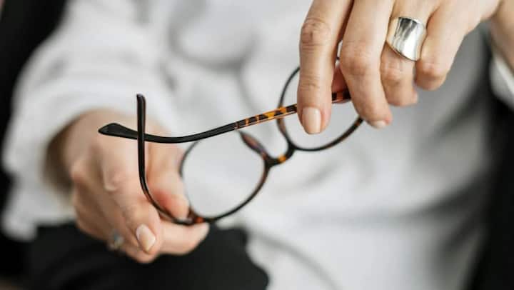 चश्मा पहनने वाले जानते हैं कि स्क्रैच कितनी जल्दी आ जाते हैं और इससे देखने में कितनी परेशानी होती है. लेकिन कुछ आसान घरेलू उपाय हैं जो आपके चश्मे के स्क्रैच को हटाने में मदद कर सकते हैं.