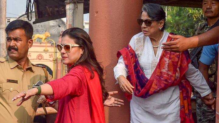 Kajol and Tanuja at Kolkata: শান্তিনিকেতনের শ্যুটিং সামলেই শনিবার দুপুরে দক্ষিণেশ্বরে এসেছিলেন অভিনেত্রী। হুইল চেয়ারে ছিলেন মা তনুজা। সর্বদাই মা বা দিদার হাত ধরে ছিলেন ছেলে যুগ