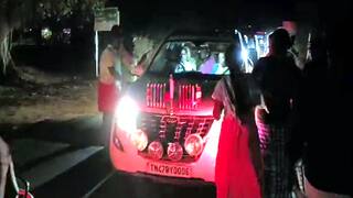 ஜோதிமணியின் காரை மறித்து வாக்குவாதத்தில் ஈடுபட்ட கிராம மக்கள்: காரணம் என்ன?