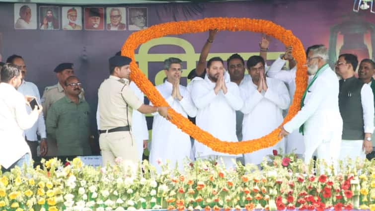 RJD leader Tejashwi Yadav statement to create Bagaha district in Bihar Tejashwi Yadav: बगहा को लेकर तेजस्वी यादव का राजनीतिक दांव, कहा- '2025 में अगर उनकी सरकार...'
