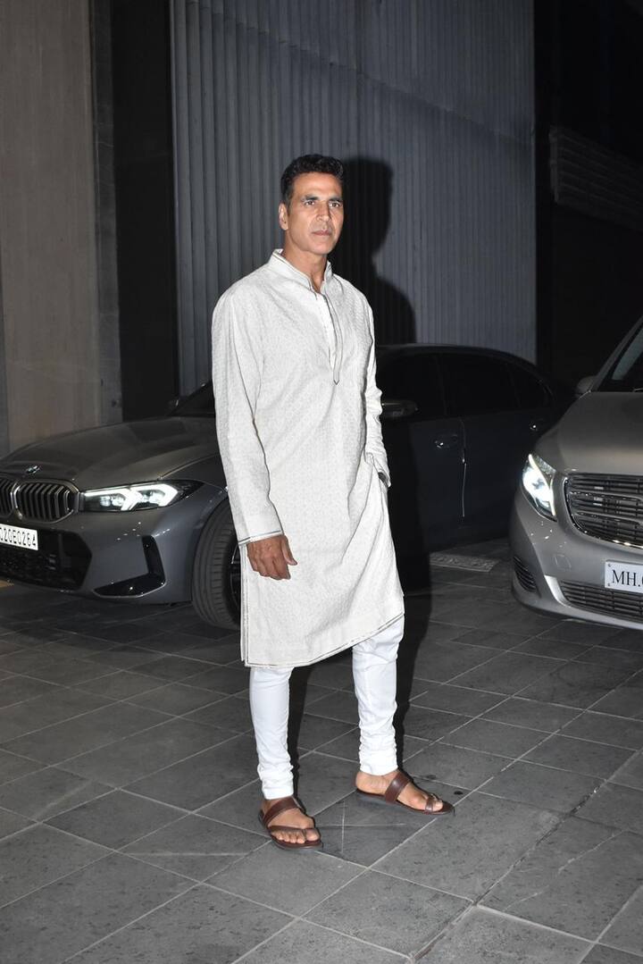 अली अब्बास की इफ्तार पार्टी में बॉलीवुड के खिलाड़ी का ट्रेडिशनल लुक देखने को मिला. उन्होंने व्हाइट कुर्ते कैरी किया था.