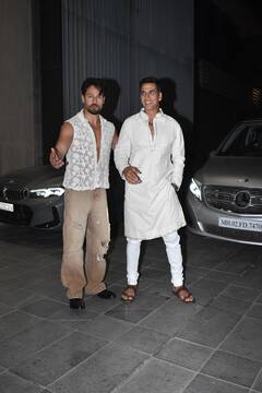 Ali Abbas Iftaar Bash: अली अब्बास की इफ्तार पार्टी में एकसाथ पहुंचे ‘बड़े मियां छोटे मियां’, व्हाइट शरारा सूट में स्पॉट हुईं मानुषी छिल्लर