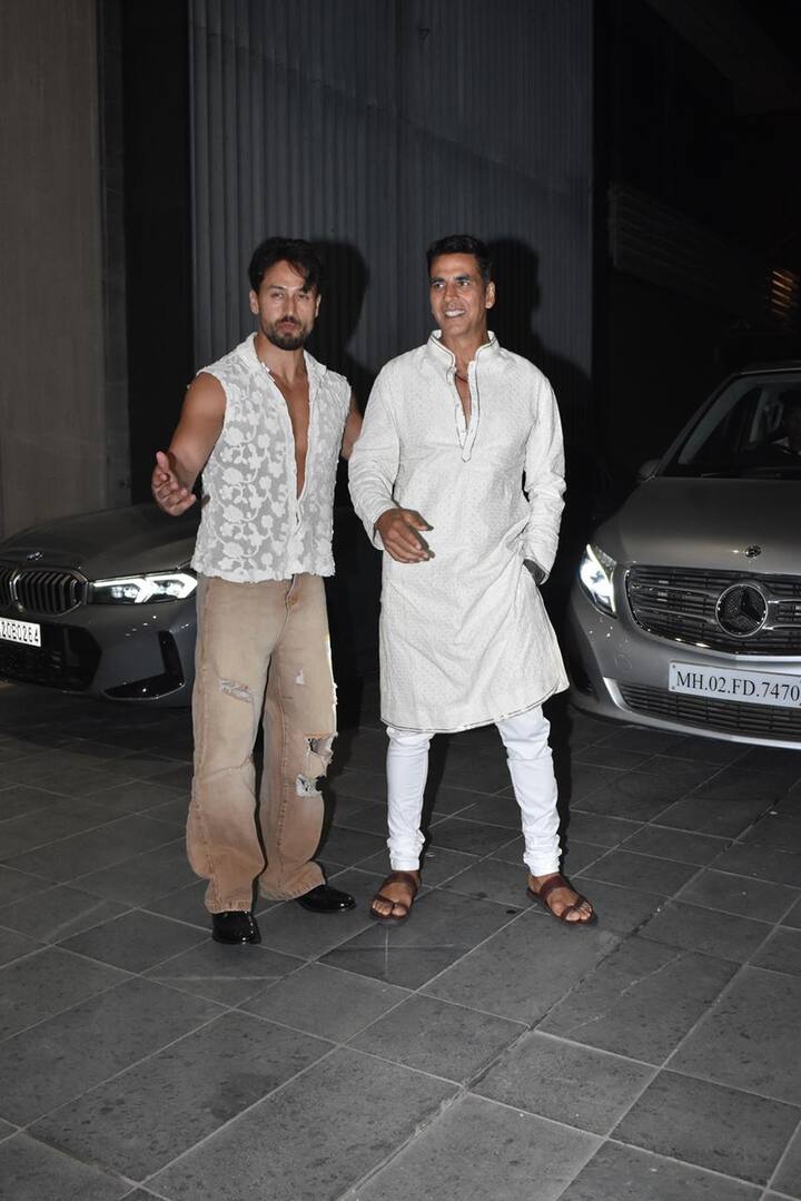 अली अब्बास की इफ्तार पार्टी संडे की शाम में रखी गई. जिसमें अक्षय कुमार और टाइगर श्रॉफ ने एकसाथ एंट्री मारी.