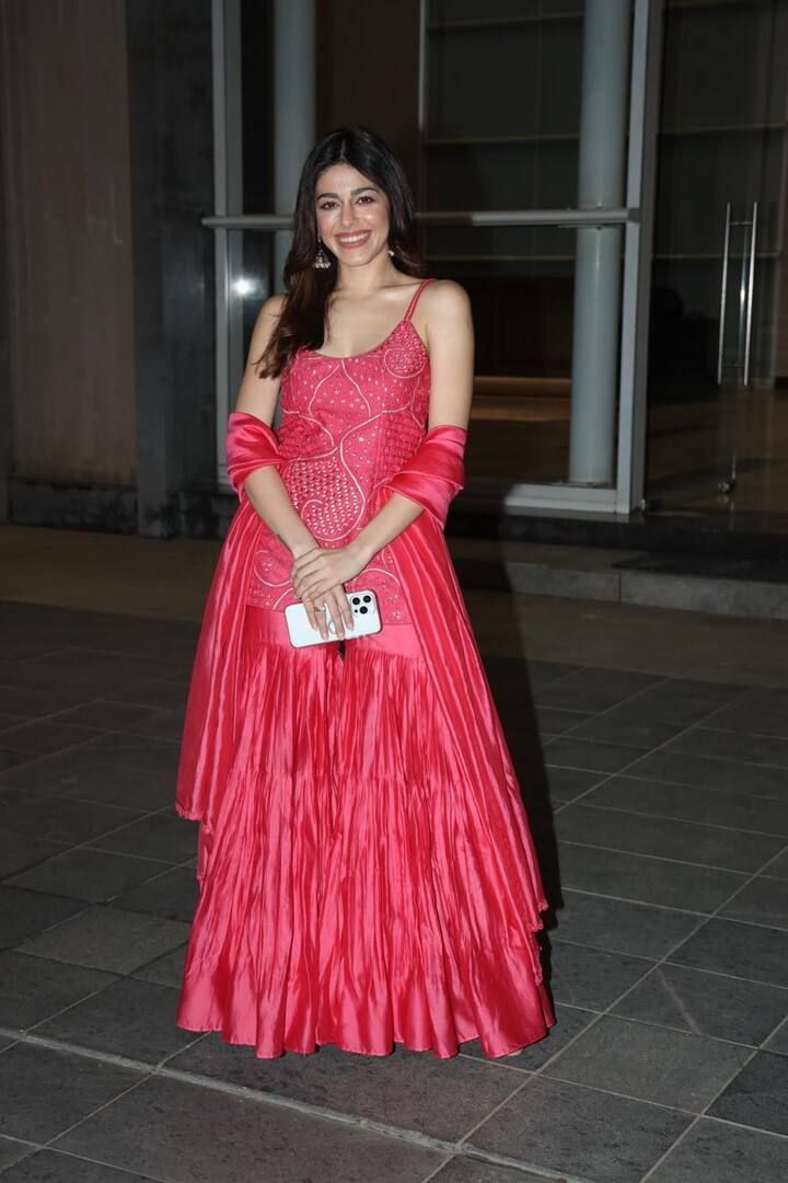 वहीं एक्ट्रेस अलाया एफ भी इस इफ्तार पार्टी में शामिल हुई. जो इस दौरान पिंक कलर के शरारा सूट पहन कहर ढहाती नजर आई.