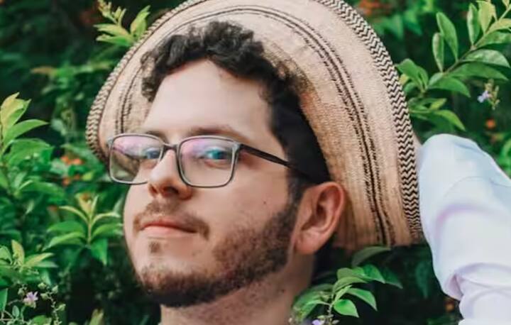 ਕਾਰ ਵੈਕਸ: ਕੁਝ ਲੋਕ ਕਾਰ ਵੈਕਸ ਦੀ ਵਰਤੋਂ ਵੀ ਕਰਦੇ ਹਨ। ਥੋੜੀ ਜਿਹੀ ਕਾਰ ਵੈਕਸ ਲਓ ਅਤੇ ਸਕ੍ਰੈਚ 'ਤੇ ਲਗਾਓ, ਫਿਰ ਹਲਕਾ ਜਿਹਾ ਰਗੜੋ। ਇਦਾਂ ਕਰਨ ਨਾਲ ਸਕਰੈਚ ਘੱਟ ਨਜ਼ਰ ਆਉਣਗੇ।