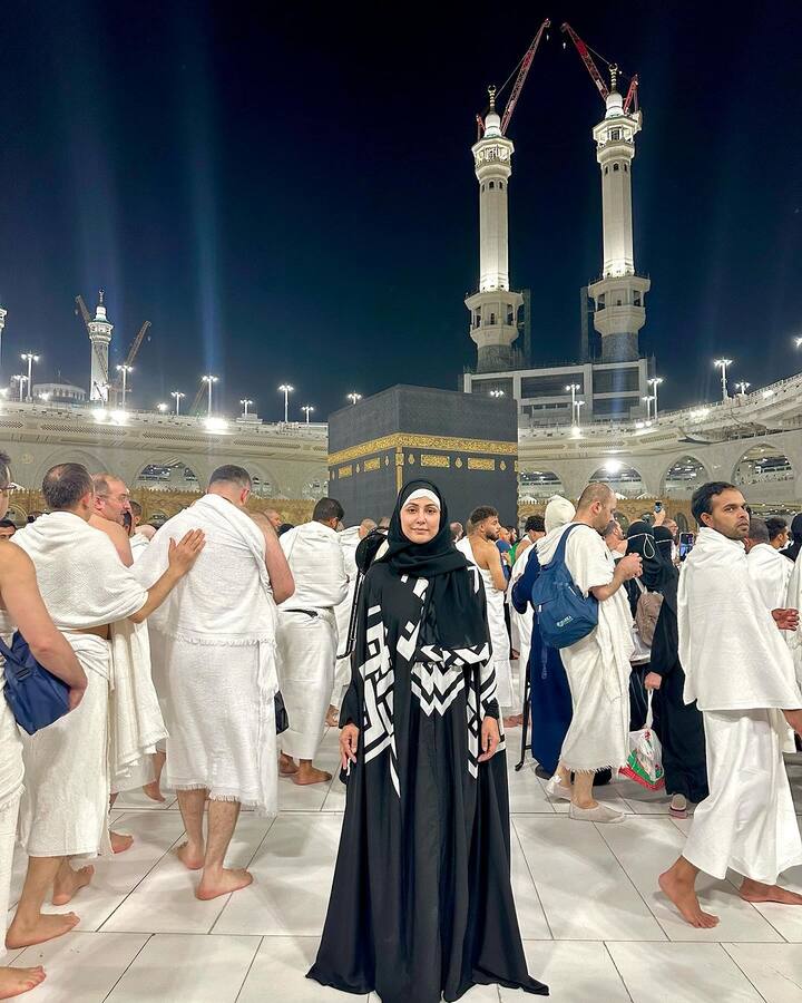 एक्ट्रेस ने कई तस्वीरें पोस्ट की हैं जिनमें उनके आस-पास मौजूद लोग उमराह करते दिख रहे हैं. फोटोज शेयर करते हुए हिना खान ने एक लंबा पोस्ट भी लिखा है.