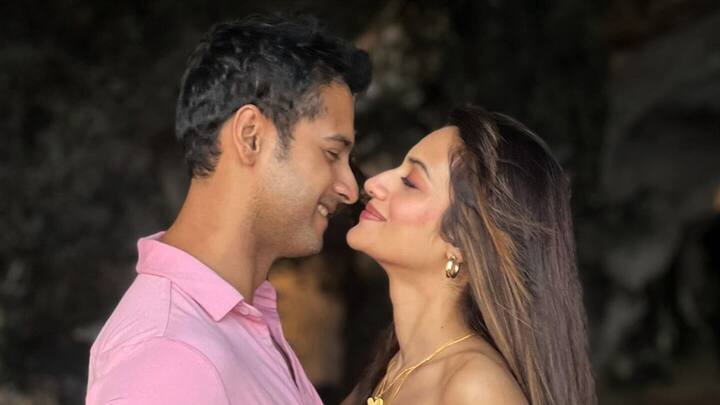 অন্যদিকে ইস্তফা না দিলেও, দলের সঙ্গে দূরত্ব বাড়িয়েছেন বিদায়ী সাংসদ নুসরত জাহান। বর্তমানে অভিনেতা যশ দাশগুপ্তের (Yash Dashgupta)-র সঙ্গে বিবাহিত সম্পর্কে রয়েছেন নুসরত।