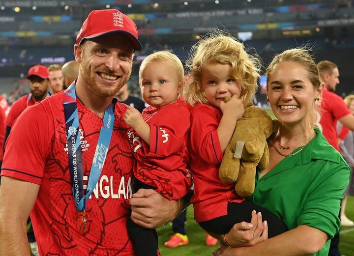 राजस्थान के लिए खेलने वाले इंग्लिश विकेटकीपर बैटर की वाइफ का नाम लुईस है. दोनों की लव स्टोरी की शुरुआत स्कूल के दिनों से ही हो गई थी. महज़ 14 साल की उम्र में दोनों के बीच गहरी दोस्त हो गई थी.