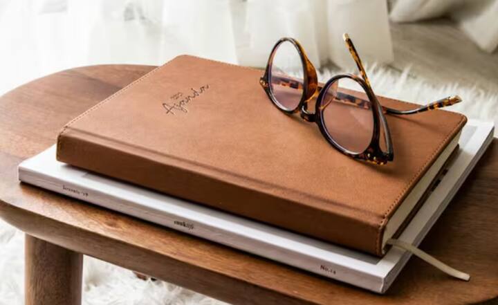 ਨਾਰੀਅਲ ਤੇਲ ਜਾਂ ਮੋਮ ਦੀ ਵਰਤੋਂ ਕਰੋ: ਪਲਾਸਟਿਕ ਲੈਂਸ ਲਈ ਨਾਰੀਅਲ ਦਾ ਤੇਲ ਜਾਂ ਮੋਮ ਬਹੁਤ ਫਾਇਦੇਮੰਦ ਹੁੰਦਾ ਹੈ। ਇਸ ਨੂੰ ਸਕਰੈਚ 'ਤੇ ਲਗਾਓ ਅਤੇ ਫਿਰ ਕੱਪੜੇ ਨਾਲ ਪੂੰਝ ਲਓ।