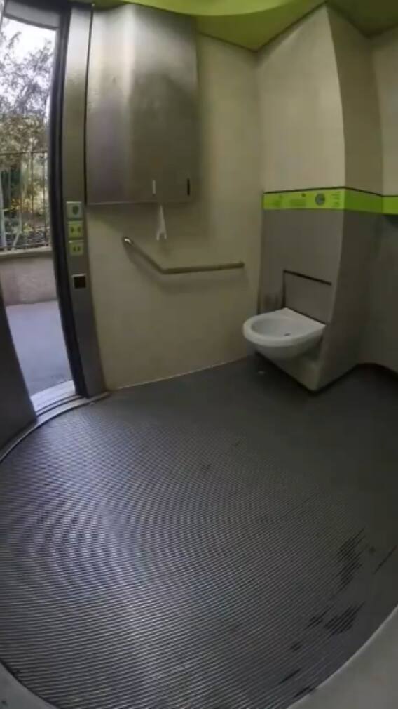 देखें कैसे साफ होते हैं पेरिस में पब्लिक टॉयलेट