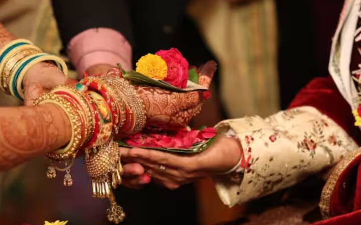 ਇਸ ਪਾਲਿਸੀ ਨਾਲ ਤੁਸੀਂ ਆਪਣੀ ਧੀ ਦੀ ਪੜ੍ਹਾਈ ਅਤੇ ਵਿਆਹ ਦਾ ਖਰਚਾ ਪੂਰਾ ਕਰ ਸਕਦੇ ਹੋ। ਇਸ ਸਕੀਮ ਵਿੱਚ, ਤੁਸੀਂ ਮਹੀਨਾਵਾਰ ਅਤੇ ਰੋਜ਼ ਪ੍ਰੀਮੀਅਮ ਦੇ ਪੈਸੇ ਭਰ ਸਕਦੇ ਹੋ। ਜਿਵੇਂ ਤੁਹਾਨੂੰ ਠੀਕ ਲੱਗੇ, ਉਵੇਂ ਹੀ।