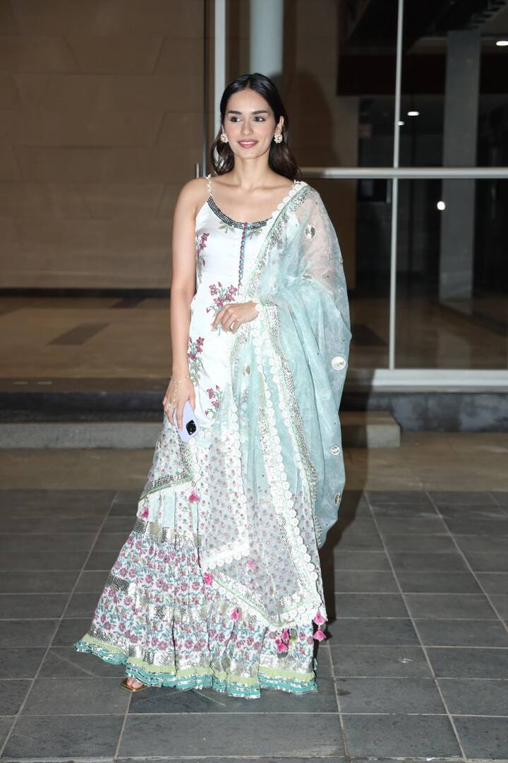 मानुषी ने इफ्तार पार्टी के लिए व्हाइट और पिंक कलर का प्रिटेंड शरारा सूट कैरी किया था. जिसमें वो बहुत ही खूबसूरत लग रही हैं.