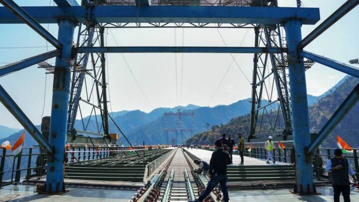 पुल को बनाने के लिए 93 डेक का इस्तेमाल किया गया है, जिनमें से हर एक का वजन 85 टन है. इन डेक को पुल के दोनों हिस्सों से धीरे-धीरे स्टील के आर्च के ऊपर फिट किया गया है. डेक उस चीज को कहा जाता है, जो पुल के ऊपर बिछाई जाती है, ताकि फिर उस पर पटरी को बिछाया जा सके.