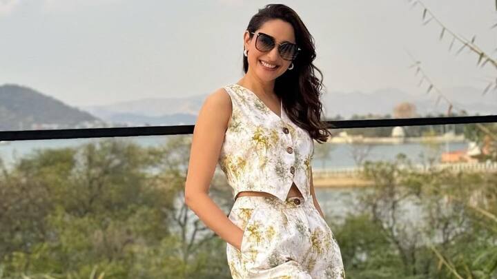 Pragya Jaiswal Photos : సమ్మర్ స్పెషల్ ఔట్​ఫిట్​లో ప్రగ్యాజైస్వాల్ మెరిసింది. సింపుల్ వైట్ కలర్ టాప్, షార్ట్ వేసుకుని.. ఫోటోలకు క్యూట్​గా నవ్వేస్తూ ఫోజులిచ్చింది.