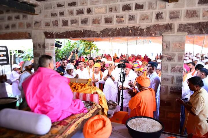 बीजेपी प्रत्याशी गजेंद्र सिंह शेखावत ने कहा कि कांग्रेस राज में आतंकी हमारे देश की सीमा की सुरक्षा करने वाले सिपाहियों का सिर काट कर ले जाते थे, लेकिन पीएम मोदी के राज में यह हिम्मत किसी की नहीं है. उन्होंने कहा कि भारत का एक बार फाइटर प्लेन पाकिस्तान में घुस गया था और पाकिस्तान सेना ने हमारे पायलट अभिनंदन को पकड़ लिया था. शेखावत ने दावा किया कि पीएम मोदी ने केवल एक फोन करके कहा कि 48 घंटे में हमारा अभिनंदन वापस आना चाहिए नहीं तो दुनिया के नक्शे से पाकिस्तान गायब हो जाएगा.