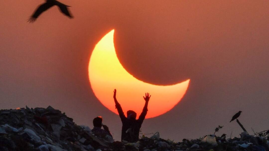 Solar Eclipse 2024: फोन से खींचना चाहते हैं सूर्य ग्रहण की फोटो तो हो जाएं अलर्ट! NASA ने जारी की ये वॉर्निंग Solar Eclipse 2024 NASA Smartphone Users Warning if you click photos phone maybe corrupted know details Solar Eclipse 2024: फोन से खींचना चाहते हैं सूर्य ग्रहण की फोटो तो हो जाएं अलर्ट! NASA ने जारी की ये वॉर्निंग